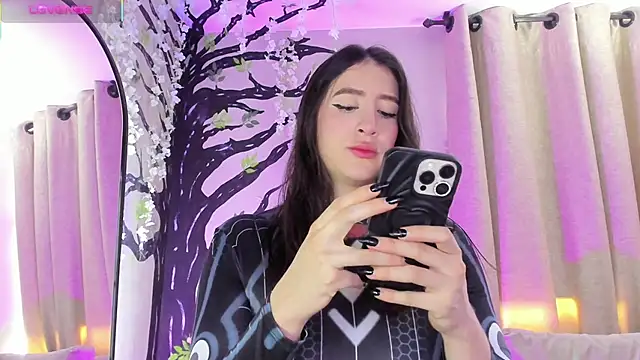  AlejaCruz  online show from November 13, 2025, 6:45 pm