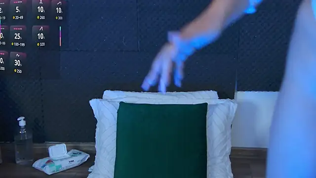 GinaMence online show from November 26, 2025, 2:39 pm