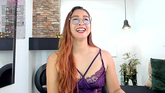 Snapshot of _LaraMom_ chatting on October 2, 2025, 7:39 pm LaraMom online show from October 2, 2025, 7:39 pm