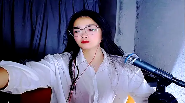 Snapshot of Floor_oo chatting on February 6, 2025, 10:32 pm Floor oo online show from February 6, 2025, 10:32 pm