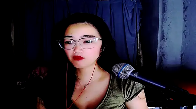 Snapshot of Floor_oo chatting on February 19, 2025, 3:05 pm Floor oo online show from February 19, 2025, 3:05 pm