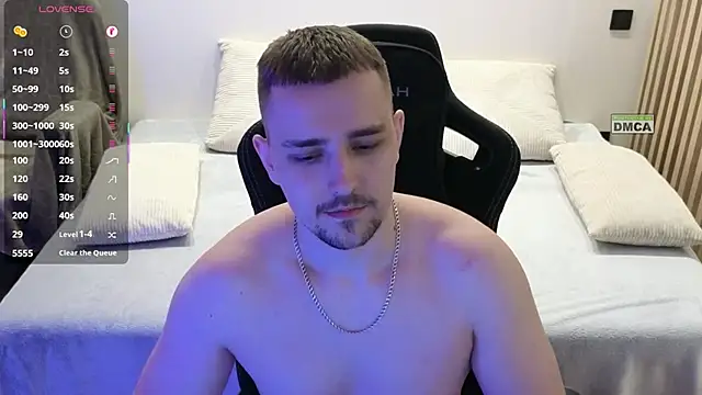 Larstar01 online show from April 8, 2026, 8:32 pm