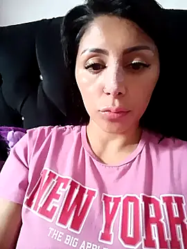 tiffani  love online show from October 18, 2025, 7:27 pm