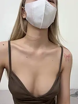 Lucy-Gold online show from April 13, 2026, 2:04 am