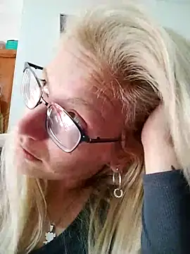 Snapshot of rusher27 chatting on September 10, 2025, 4:28 pm rusher27 online show from September 10, 2025, 4:28 pm