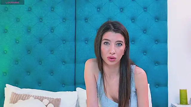 Snapshot of LunaWills_ chatting on November 26, 2025, 5:40 am LunaWills online show from November 26, 2025, 5:40 am