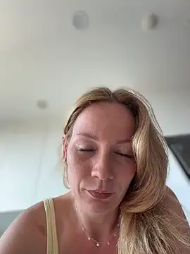 Snapshot of LavenderHot chatting on March 31, 2026, 2:13 am LavenderHot online show from March 31, 2026, 2:13 am