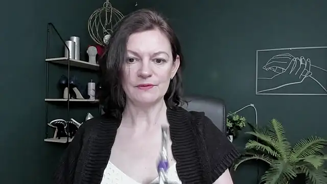 Snapshot of VivianWILD chatting on May 15, 2026, 6:33 am VivianWILD online show from May 15, 2026, 6:33 am