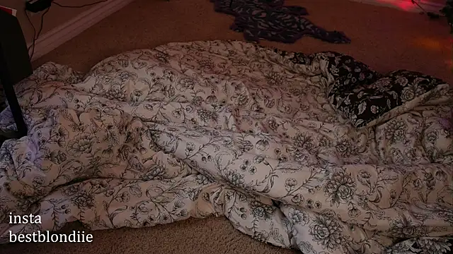 Snapshot of bestblonde chatting on December 27, 2024, 11:31 pm bestblonde online show from December 27, 2024, 11:31 pm