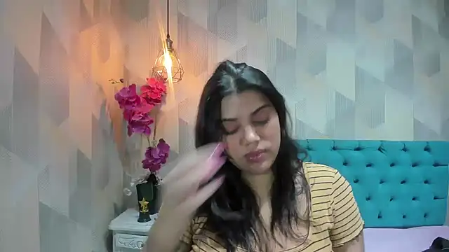 LindaBreeS online show from May 17, 2026, 1:55 pm