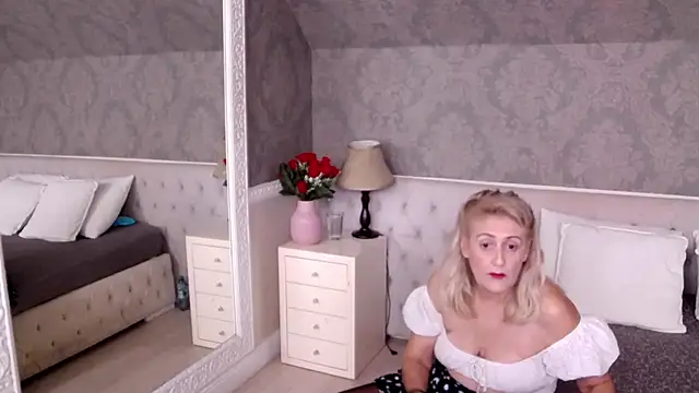 ElenaJuarez online show from November 10, 2025, 6:02 pm