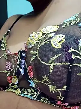 Snapshot of sexyindi_couple chatting on May 13, 2026, 2:13 pm sexyindi couple online show from May 13, 2026, 2:13 pm
