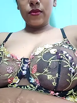 Snapshot of sexyindi_couple chatting on May 2, 2026, 5:01 am sexyindi couple online show from May 2, 2026, 5:01 am