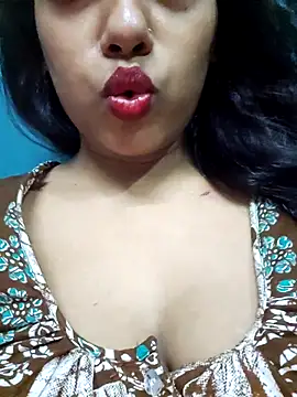 Snapshot of sexyindi_couple chatting on April 27, 2026, 2:26 pm sexyindi couple online show from April 27, 2026, 2:26 pm