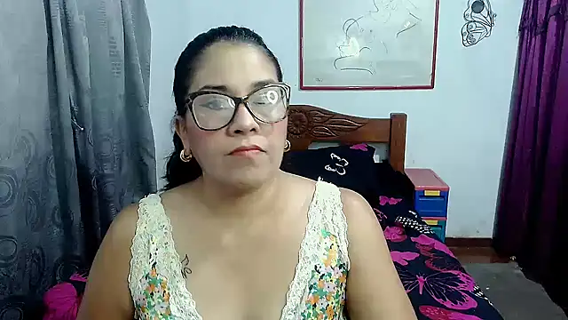 Snapshot of Mistresskloe01 chatting on October 4, 2025, 12:50 pm Mistresskloe01 online show from October 4, 2025, 12:50 pm