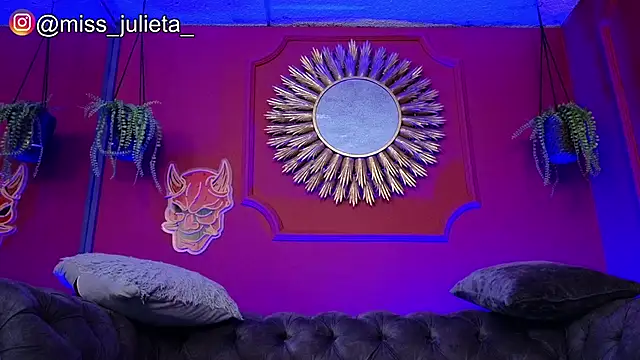 Julieta Russell online show from May 22, 2026, 11:41 am