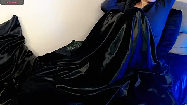 hotmask online show from December 19, 2025, 7:05 pm