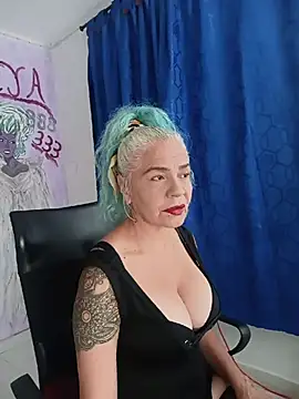 freyadevil333 online show from May 12, 2026, 2:41 am