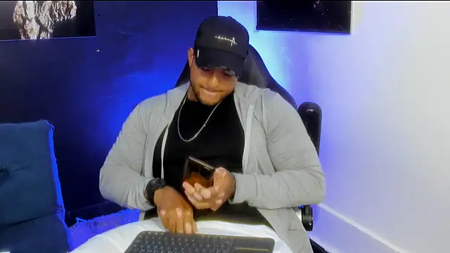 Big furry bear13 online show from November 13, 2025, 1:04 pm