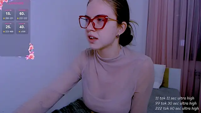 Snapshot of Sarah_HS chatting on May 13, 2026, 6:37 pm Sarah HS online show from May 13, 2026, 6:37 pm