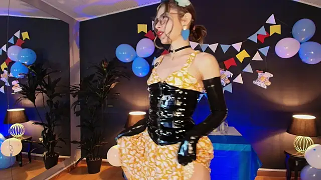 Snapshot of MyMayte chatting on September 27, 2025, 12:44 pm MyMayte online show from September 27, 2025, 12:44 pm