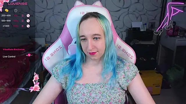 Snapshot of TheTrixy chatting on November 18, 2025, 7:44 am TheTrixy online show from November 18, 2025, 7:44 am