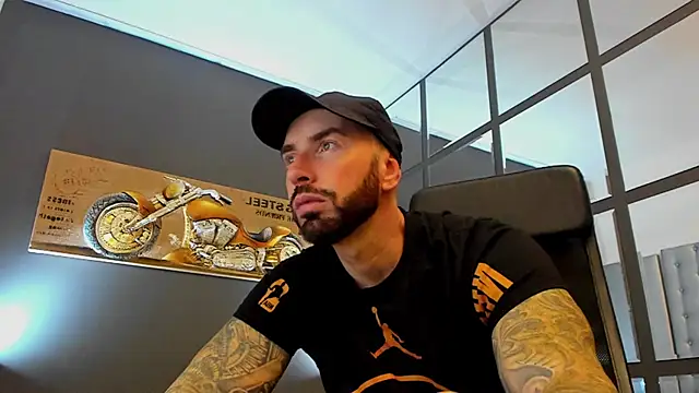 Snapshot of AronGrant chatting on October 3, 2025, 9:11 am AronGrant online show from October 3, 2025, 9:11 am