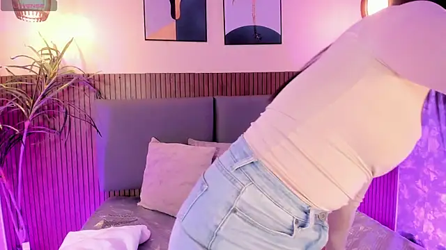 NicolleeEvanss online show from September 26, 2025, 12:45 pm