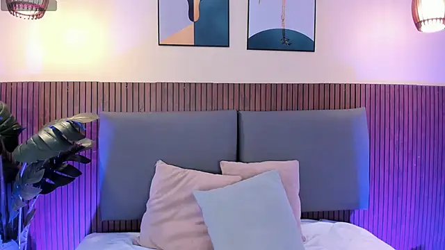 NicolleeEvanss online show from April 1, 2026, 1:01 pm