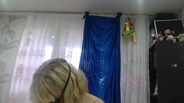 CamDiva113 online show from September 27, 2025, 12:11 pm