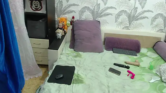 CamDiva113 online show from September 12, 2025, 1:28 am