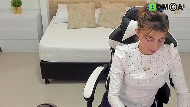 candy summer28 online show from September 25, 2025, 7:20 pm