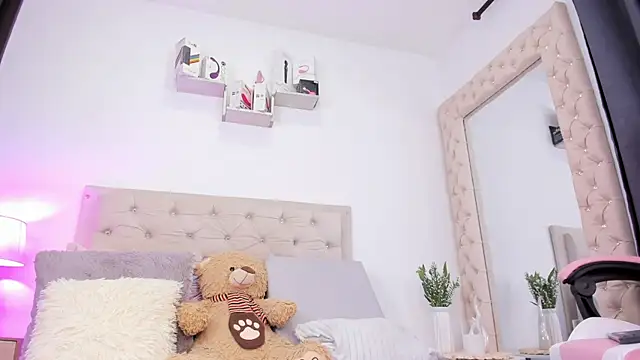 lorennahernandez01 online show from September 21, 2025, 4:50 am