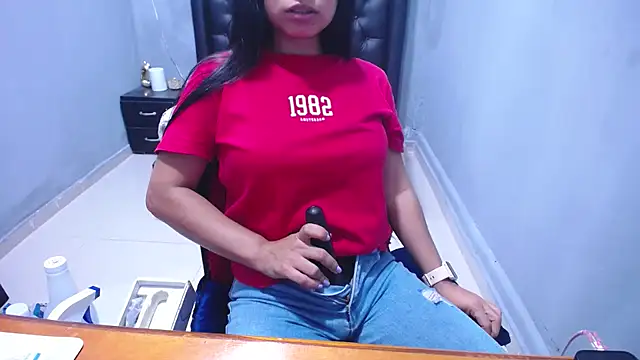 Letty Plugxo online show from March 4, 2026, 1:30 pm