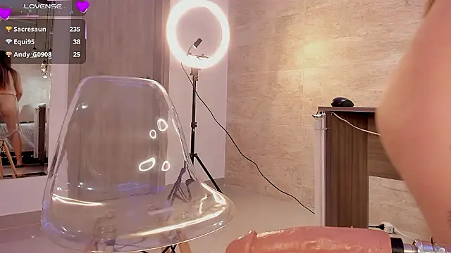 AnnWeltt online show from December 4, 2024, 11:41 pm