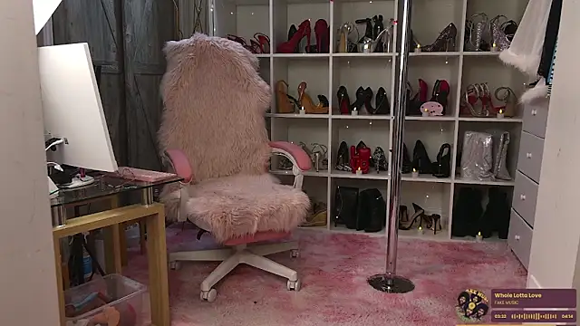 Snapshot of BaditaLuna chatting on March 7, 2026, 12:17 am BaditaLuna online show from March 7, 2026, 12:17 am