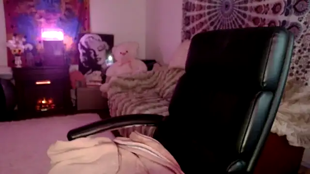 kellywildnnout online show from October 27, 2025, 3:57 pm