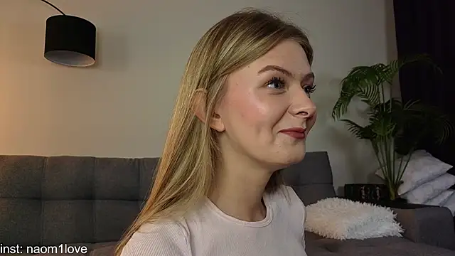 Naomi Girly online show from October 20, 2025, 2:06 pm