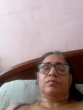 Snapshot of _candi chatting on March 6, 2025, 3:35 pm candi online show from March 6, 2025, 3:35 pm