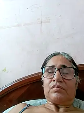 Snapshot of _candi chatting on March 13, 2025, 6:01 pm candi online show from March 13, 2025, 6:01 pm