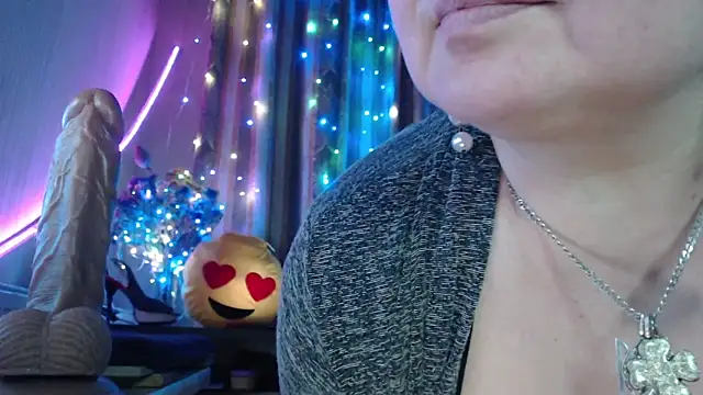 amorelara online show from May 19, 2026, 6:04 pm