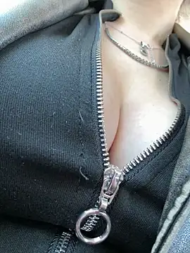 RiriRoseey online show from April 7, 2026, 7:43 am