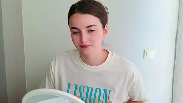 Miss Arwen online show from June 17, 2026, 7:41 am
