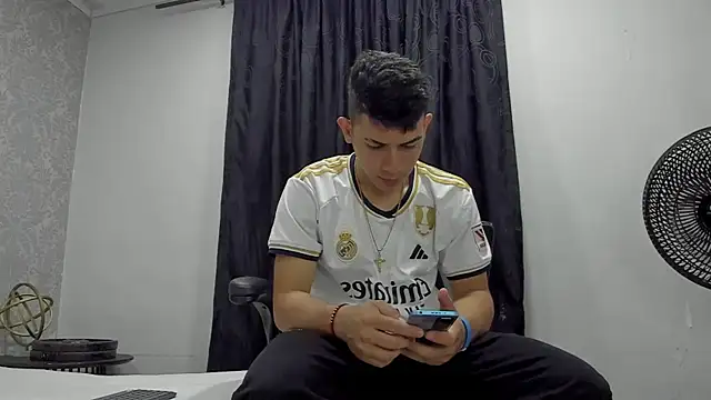 andrew rose  online show from February 26, 2025, 3:21 pm