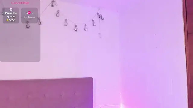 v1cky  online show from November 17, 2025, 10:47 pm