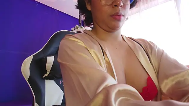 Emmapark  online show from February 14, 2026, 6:41 pm