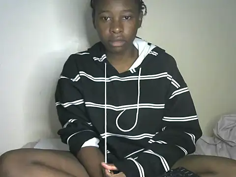 Snapshot of Novah_ chatting on April 23, 2026, 3:35 pm Novah online show from April 23, 2026, 3:35 pm