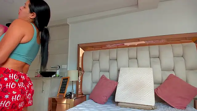 emilyparkerr01 online show from October 29, 2025, 9:47 pm