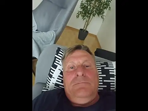 Snapshot of johnnym1 chatting on June 5, 2026, 8:09 am johnnym1 online show from June 5, 2026, 8:09 am