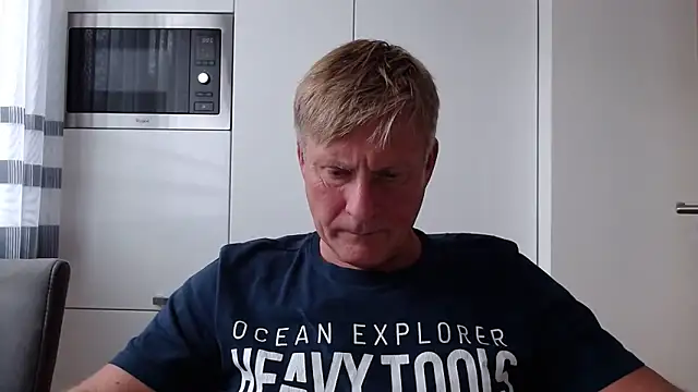 Snapshot of johnnym1 chatting on October 1, 2025, 2:43 pm johnnym1 online show from October 1, 2025, 2:43 pm